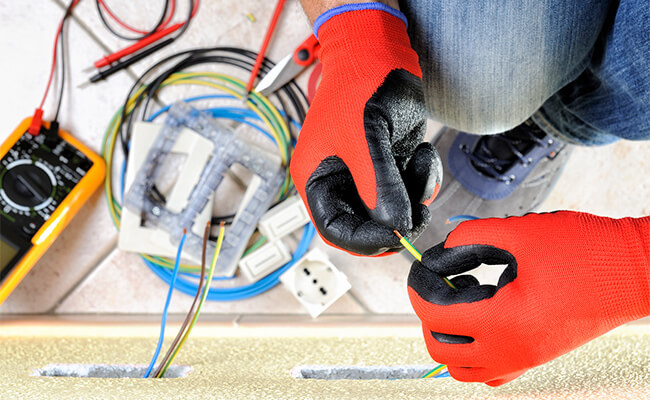 Electricista trabajando